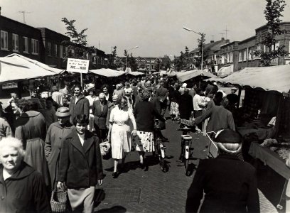 De donderdagse weekmarkt in de Florestraat op de hoogte (rechts) van de Mentawistraat. Aangekocht in 1977 van fotograaf C. de Boer. Identificatienummer 54-004608