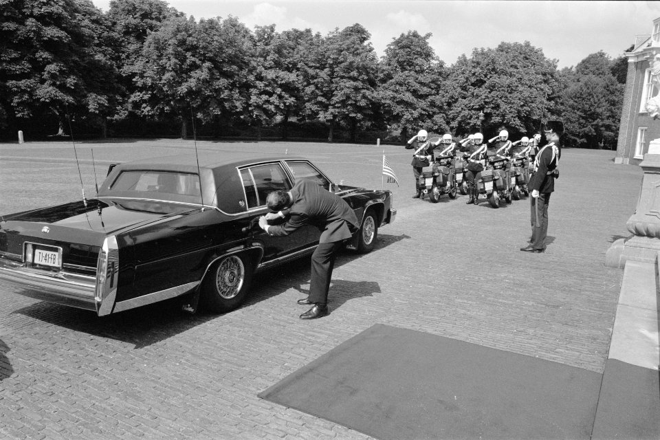 De auto van de ambassadeur voor het paleis, een lakei probeert de streng beveili, Bestanddeelnr 934-4775