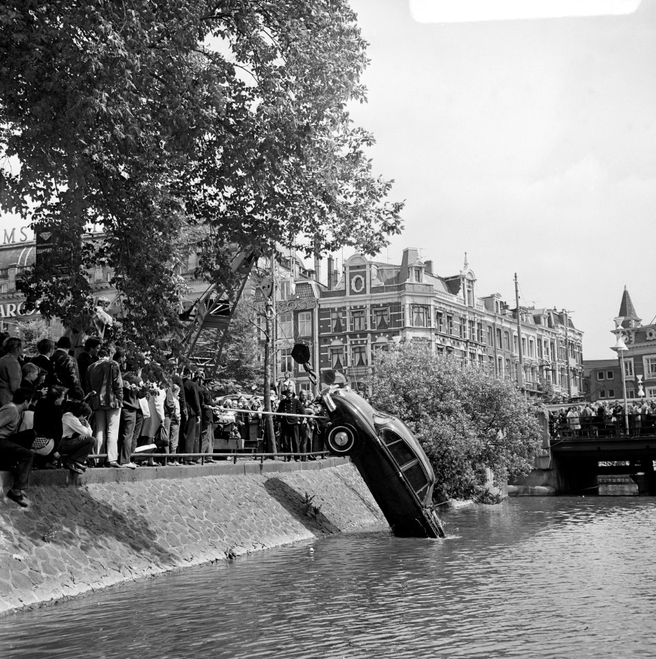 De auto wordt met een takelwagen uit het water gehaald, Bestanddeelnr 922-5761