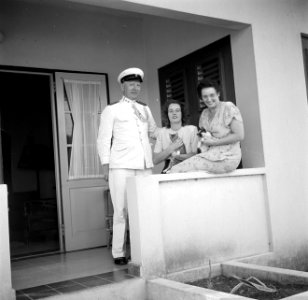 De familie Veenema op de veranda van hun huis in Willemstad op Curaçao, Bestanddeelnr 252-7658
