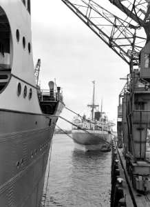 De Baloeran met een ander schip, de 'Kota Agoeng - Rotterdam' in de haven van R…, Bestanddeelnr 191-0165