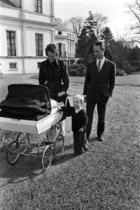 De familie wandelt door de paleistuin, Bestanddeelnr 929-0520