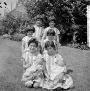 De familie Z Ruijtenburg-Witte uit Axel bestaat uit dertien kinderen en vier tw, Bestanddeelnr 913-9970