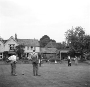 De familie Martineau in de tuin van de Old Lodge in Terlow (Buckinghamshire) bij, Bestanddeelnr 254-2880