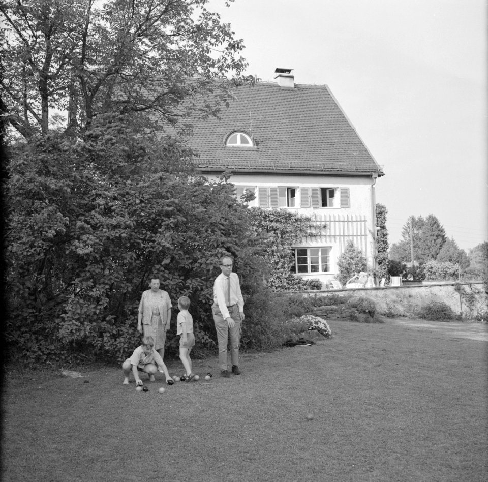 De familie Kreisselmeier speelt een balspel in de tuin. Links Hildegard van de P, Bestanddeelnr 254-4973