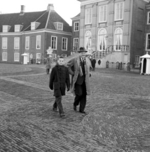 De fractievoorzitter van de AR, dhr Bruinslot met zijn zoontje, arriveert bij, Bestanddeelnr 911-9075