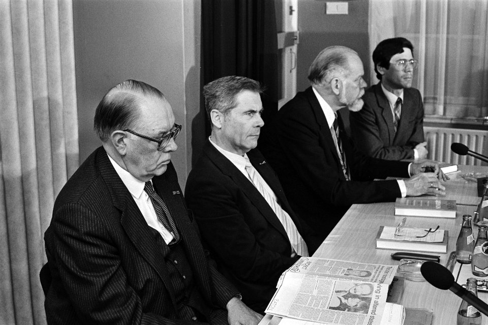 De auteurs van het boek, van links naar rechts, prof. Bastiaans, D. Mulder, prof, Bestanddeelnr 931-7078