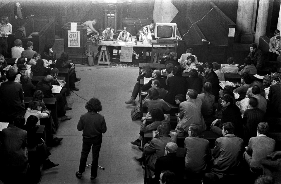 De aula van Universiteit Amsterdam, nog altijd bezet door studenten vergadering , Bestanddeelnr 922-4214
