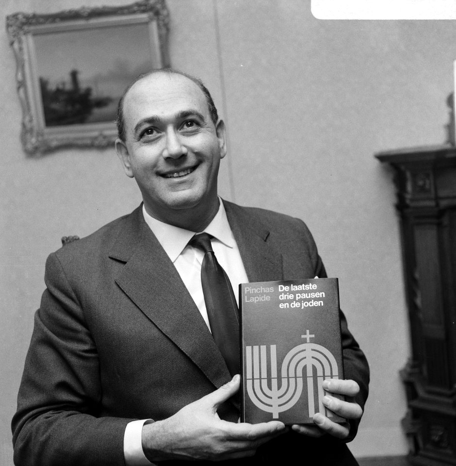 De auteur Pinchas Lapide heeft zijn boek De laatste drie pausen en de Joden aa, Bestanddeelnr 920-0456