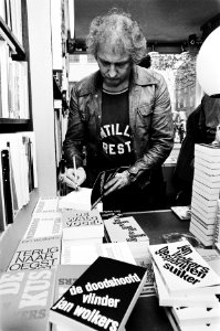 De auteur bij een aantal van zijn boeken, Bestanddeelnr 930-5448