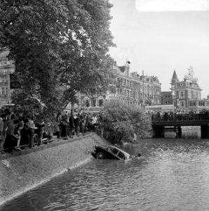 De auto wordt met een takelwagen uit het water gehaald, Bestanddeelnr 922-5764