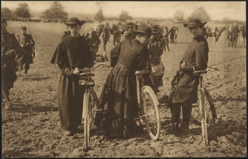 De Fransche Geestelijkheid geeft bewonderenswaardige blijken van heldenmoed en t, Bestanddeelnr 158-1877