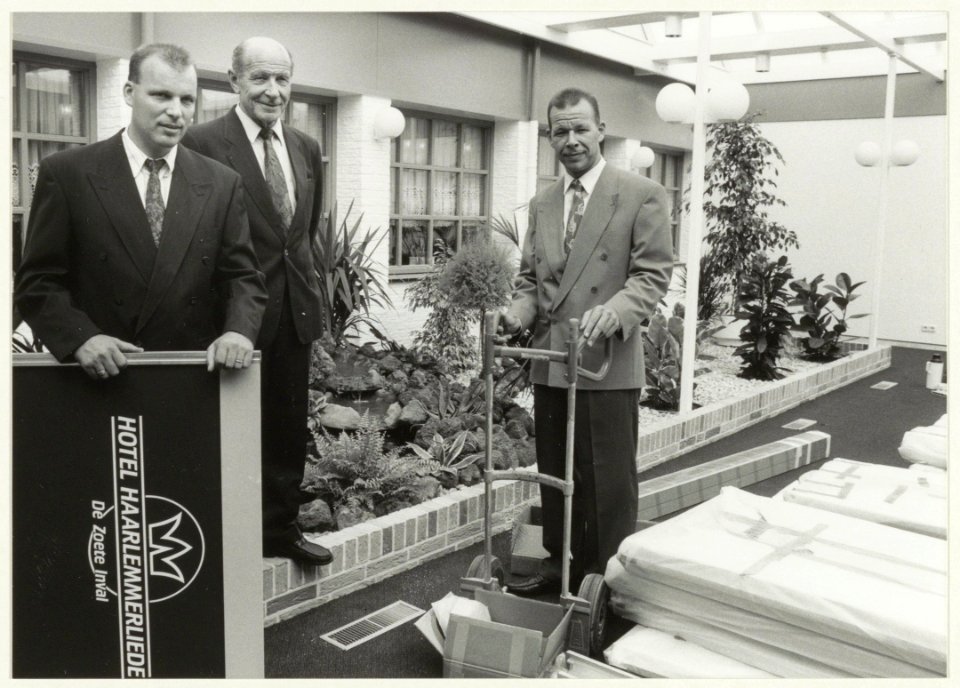 De familie Wempe voor de opening van het nieuw gebouwde Hotel HaarlemmerliedeDe Zoete Inval. Rechts Cees Wempe, midden de heer Wempe sr. NL-HlmNHA 54032010