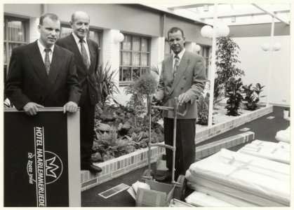 De familie Wempe voor de opening van het nieuw gebouwde Hotel HaarlemmerliedeDe Zoete Inval. Rechts Cees Wempe, midden de heer Wempe sr. NL-HlmNHA 54032010