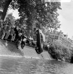 De auto is met een takelwagen uit het water gehaald, Bestanddeelnr 922-5759