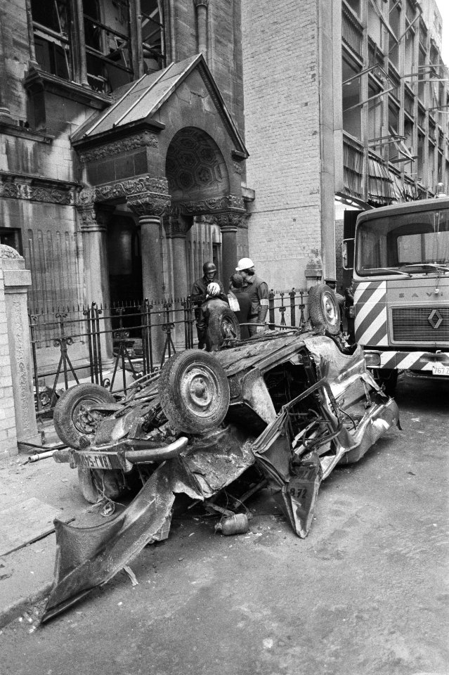 De auto waarin de bom was geplaatst op de achtergrond de Synagoge, Bestanddeelnr 931-7509