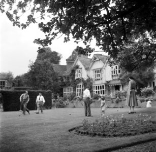 De familie Martineau in de tuin van de Old Lodge in Terlow (Buckinghamshire) bij, Bestanddeelnr 254-2879