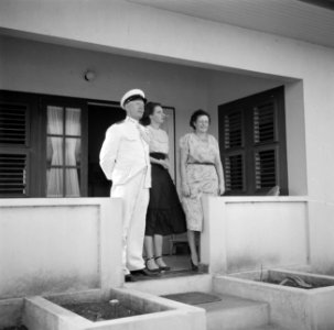 De familie Veenema op de veranda van hun huis in Willemstad op Curaçao, Bestanddeelnr 252-7655
