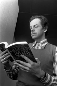 De auteur met zijn boek, Bestanddeelnr 927-0328