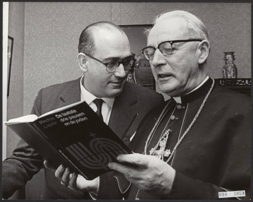 De auteur Pinchas Lapide heeft zijn boek De laatste drie pausen en de Joden aa, Bestanddeelnr 090-1059