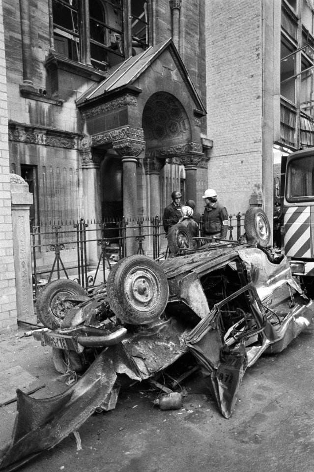 De auto waarin de bom was geplaatst, met op de achtergrond de Synagoge, Bestanddeelnr 931-7515