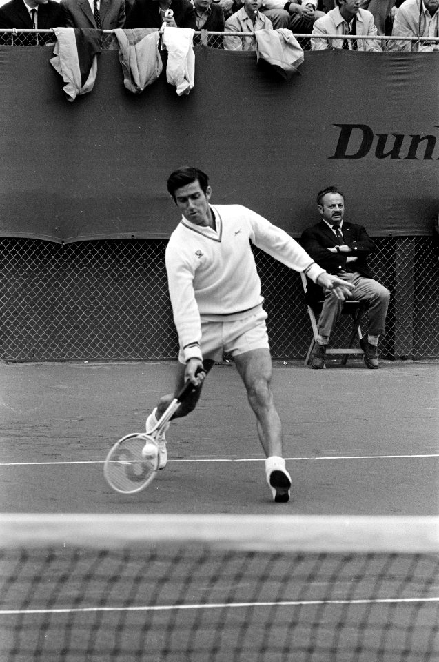 De Australiër Ken Rosewall in actie tegen Tom Okker, Bestanddeelnr 923-6454