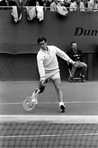 De Australiër Ken Rosewall in actie tegen Tom Okker, Bestanddeelnr 923-6454