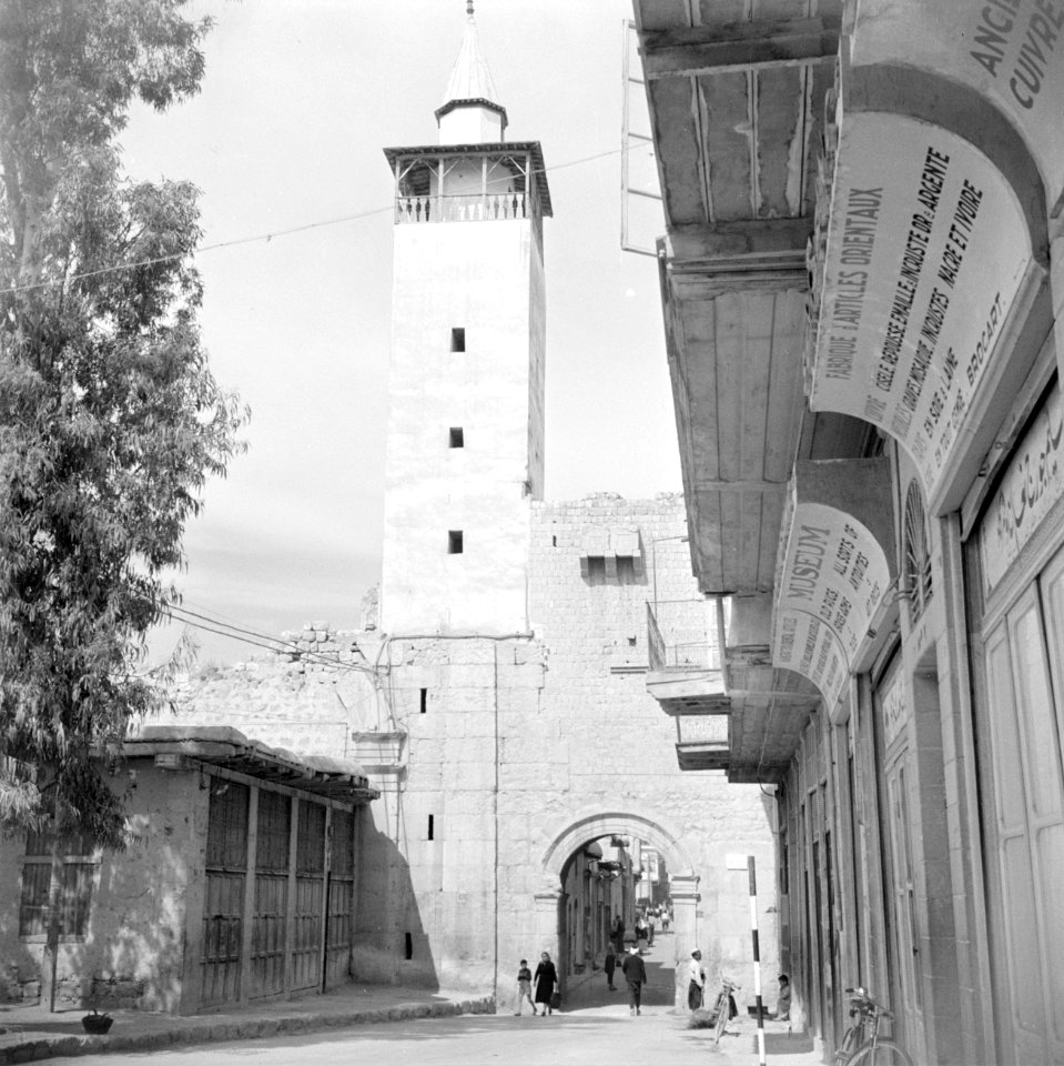 De Bab Sharqi (Oostpoort) in de stadsmuur en het begin van de straat genaamd de, Bestanddeelnr 255-5864