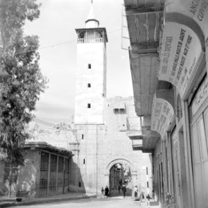 De Bab Sharqi (Oostpoort) in de stadsmuur en het begin van de straat genaamd de, Bestanddeelnr 255-5864