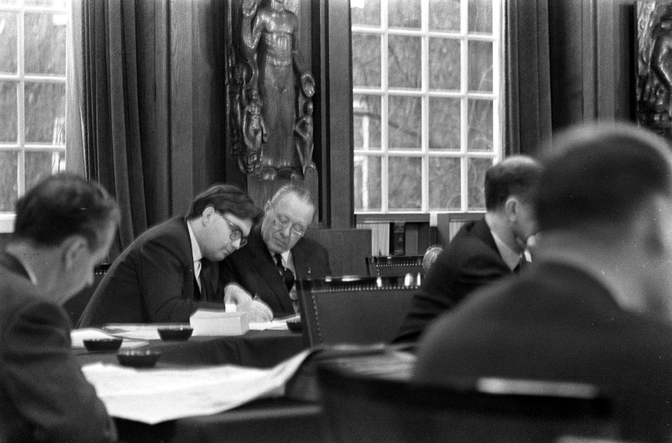 De Amsterdamse Gemeenteraad bijeen, links de heer Gruyter en rechts Cavalier (VV, Bestanddeelnr 914-6002