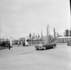 De auto met het koninklijk paar bij de Isla-raffinaderij te Willemstad, Bestanddeelnr 252-3947