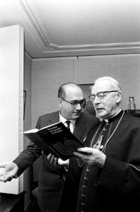 De auteur Pinchas Lapide heeft zijn boek De laatste drie pausen en de Joden aa, Bestanddeelnr 920-0454