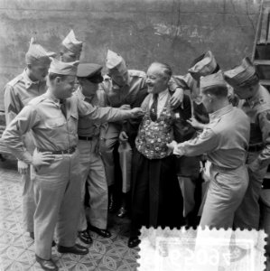 De Amsterdamse gids, de heer Dam, getooid met regimentsinsignes, ontvangen van A, Bestanddeelnr 906-5094