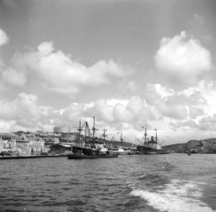 De haven van Willemstad op Curaçao met links de Shell-raffinaderij, Bestanddeelnr 252-7201