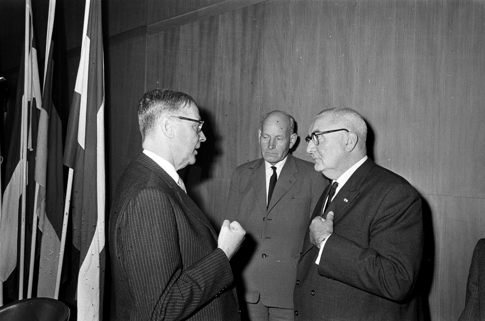 De Amsterdamse burgemeester Gijsbert van Hall (l) in gesprek met dhr. A. Cool e…, Bestanddeelnr 919-6469