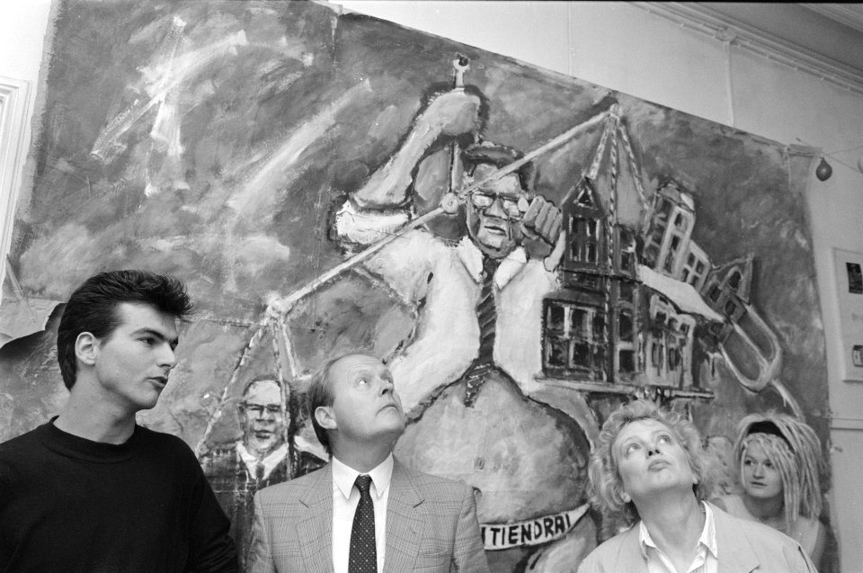 De Amsterdamse rechtbankpresident mr. Vrakking (m) bekijkt gekraakte panden aan , Bestanddeelnr 934-4777