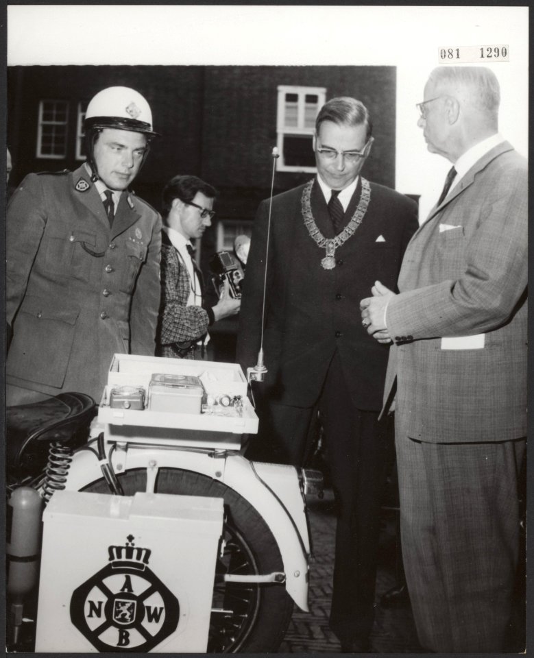 De Amsterdamse burgemeester heeft de Stads-Wegenwacht in dienst gesteld. Deze di, Bestanddeelnr 081-1290