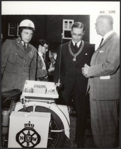 De Amsterdamse burgemeester heeft de Stads-Wegenwacht in dienst gesteld. Deze di, Bestanddeelnr 081-1290