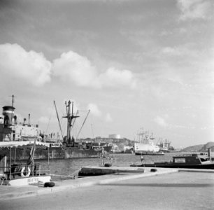 De haven van Willemstad op Curaçao Op de achtergrond de olieraffinaderij, Bestanddeelnr 252-7209