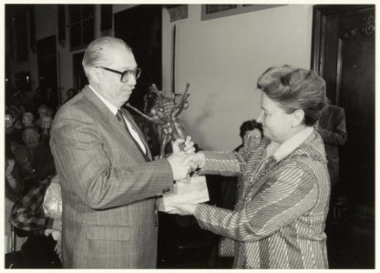 De Haarlemmer Hans Plas ontvangt in de Gravenzaal van het stadhuis uit handen van burgemeester Schmitz de Hogenbijl-prijs voor smalfilm. NL-HlmNHA 54002867