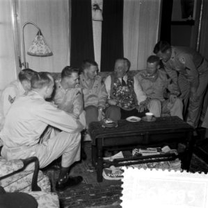 De Amsterdamse gids, de heer Dam, getooid met regimentsinsignes, ontvangen van A, Bestanddeelnr 906-5095