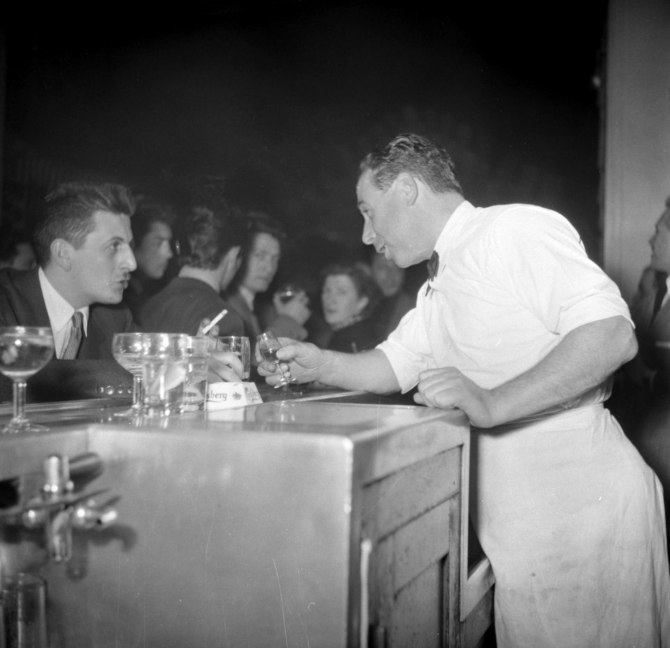 De barman in dansgelegenheid Balajo, Bestanddeelnr 254-0039