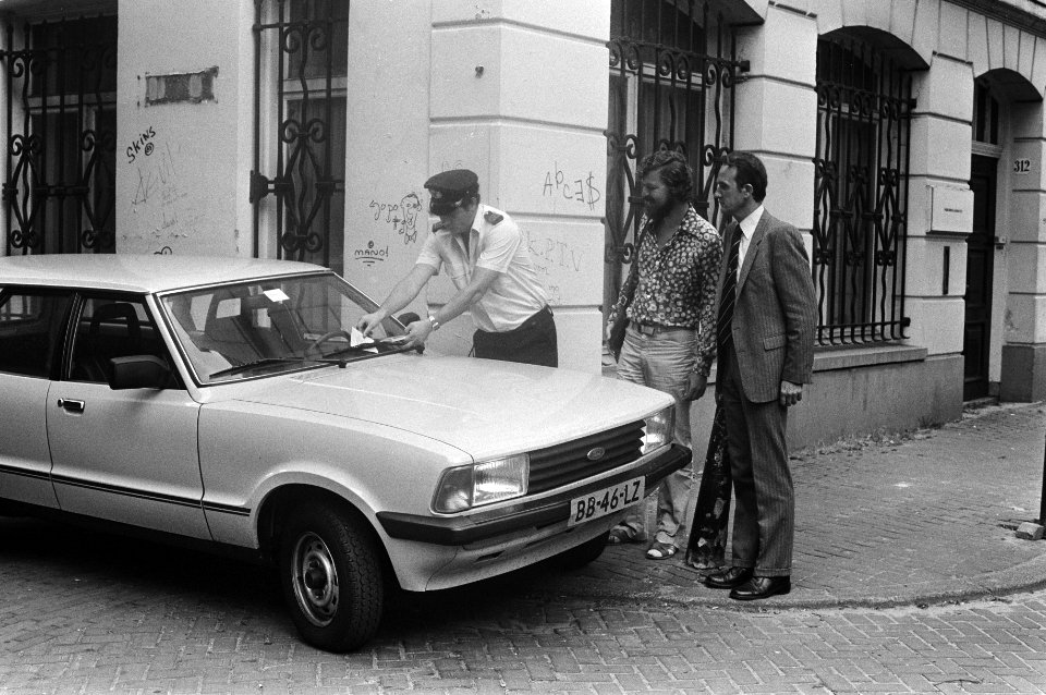 De Amsterdamse Wethouder Michael van der Vlis (midden) en Ir. Jan Barkhof, adjun, Bestanddeelnr 931-6652