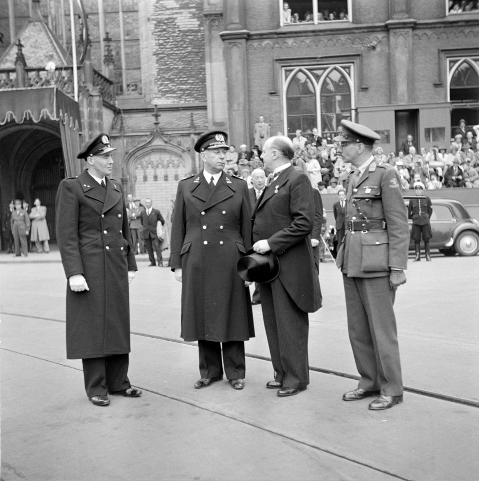 De Amsterdamse hoofdcommissaris van politie Kaasjager (midden links) en commissa, Bestanddeelnr 255-7044