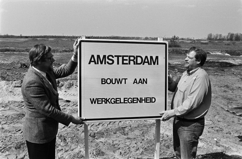 De Amsterdamse wethouder Heerma (l) en Schaefer plaatsen bord voor de aanleg van, Bestanddeelnr 932-1512