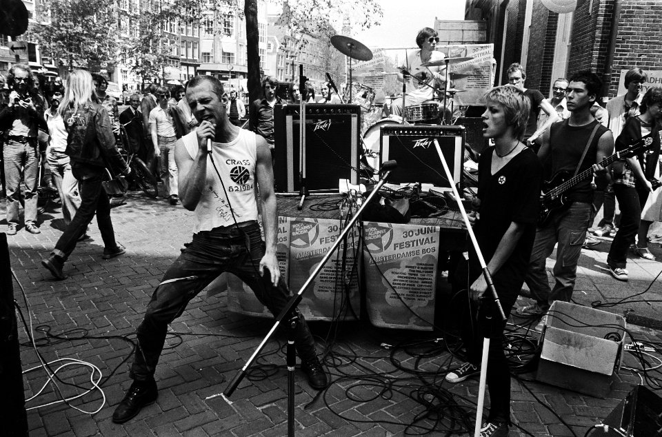 De band The Workmates speelt voor het Amsterdamse stadhuis voor subsidie voor , Bestanddeelnr 930-3244