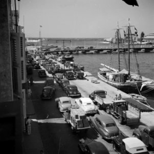 De Handelskade in Willemstad op Curaçao met auto's en schepen, Bestanddeelnr 252-7250