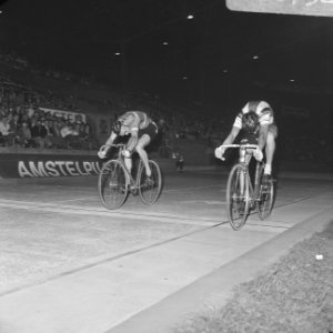 De finish prof-sprinters finale, links Ruiters en rechts Gerard Koel (kampioen), Bestanddeelnr 922-6752