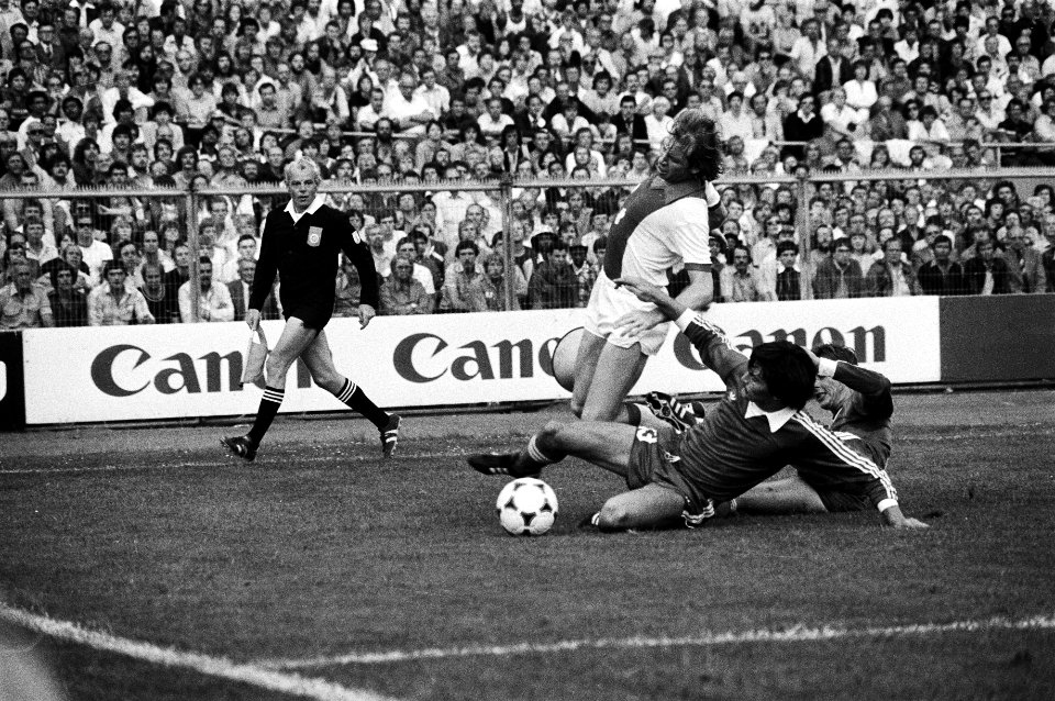 De finale Ajax-AZ 67 Jensen van Ajax wordt aangevallen door AZ spelers Wim van , Bestanddeelnr 930-3857