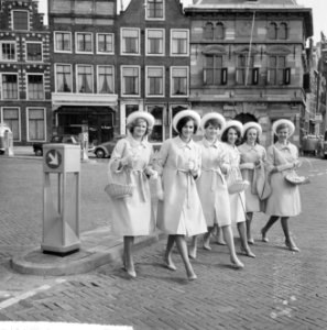 De Haarlemse bloemenmeisjes voor het eerst buiten, hier bij het Waaggebouw te Ha, Bestanddeelnr 917-5647